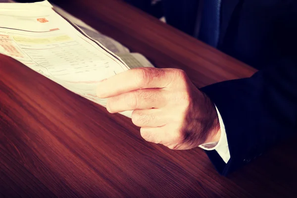 Homem de negócios mão com jornal — Fotografia de Stock