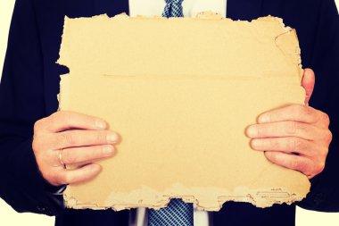 Erkek karton tutan eller