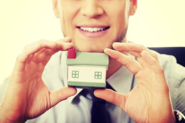 Ev modeli tarafından bir resepsiyon ile işadamı.