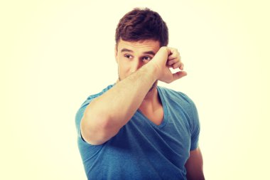 Genç adam ağlıyor..