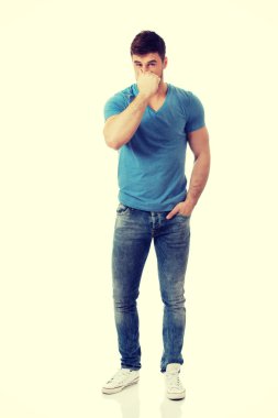 Genç adam burnunu pinching.