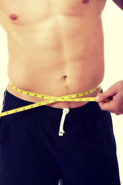 Kaslı adam karnı ölçme.