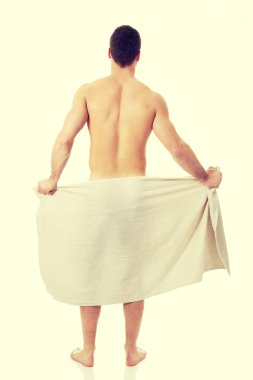 Havluya sarılmış kaslı adam..