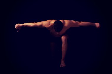 Kaslı adam aşağı bükme.