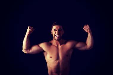 Seksi kaslı adam yumruk yapma.