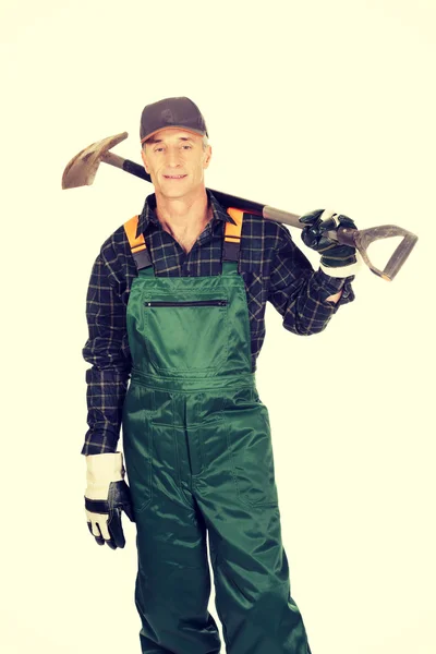 Зрелый садовник держит лопату — стоковое фото