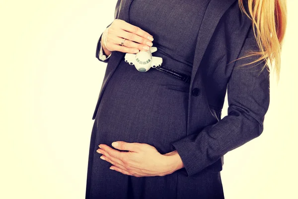 Embarazada mujer de negocios holding avión modelo —  Fotos de Stock
