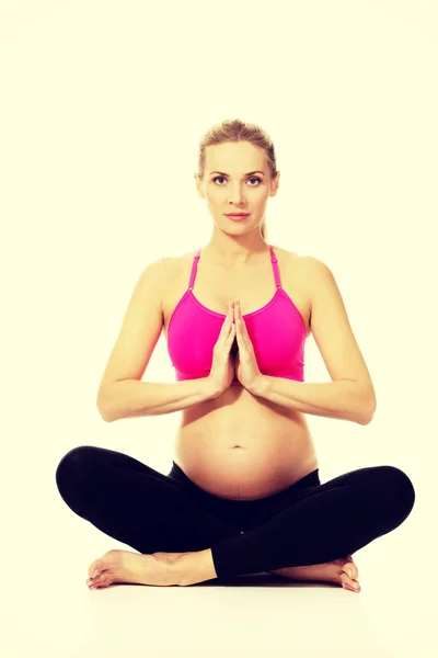 Gravid kvinna som gör yoga — Stockfoto