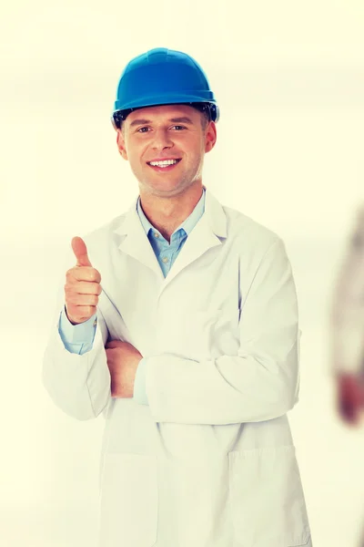 Man in laboratoriumjas en helm — Stockfoto