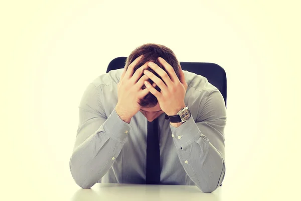 Hombre de negocios sentado en la oficina — Foto de Stock