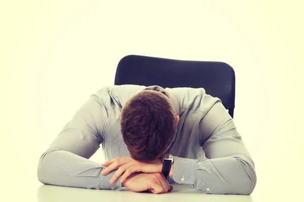 Hombre de negocios sentado en la oficina — Foto de Stock