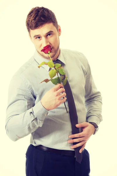Красивый мужчина с красной розой . — стоковое фото