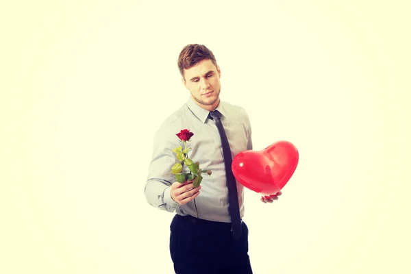 Uomo con una rosa rossa e palloncino cuore . — Foto Stock