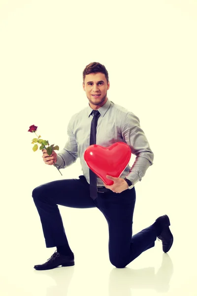 Homem com rosa vermelha e balão de coração . — Fotografia de Stock