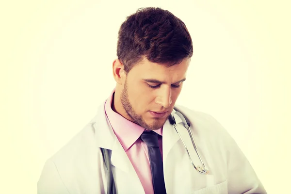 Jeune médecin masculin avec stéthoscope . — Photo