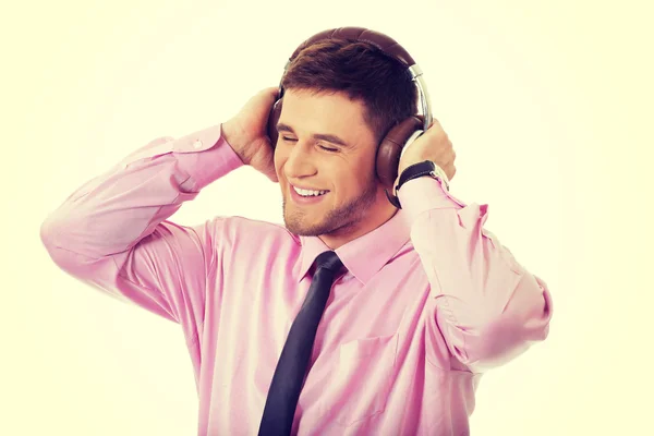 Joven empresario escuchando música . — Foto de Stock