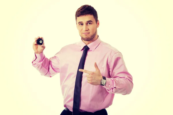Молодой бизнесмен показывает бильярдный мяч . — стоковое фото