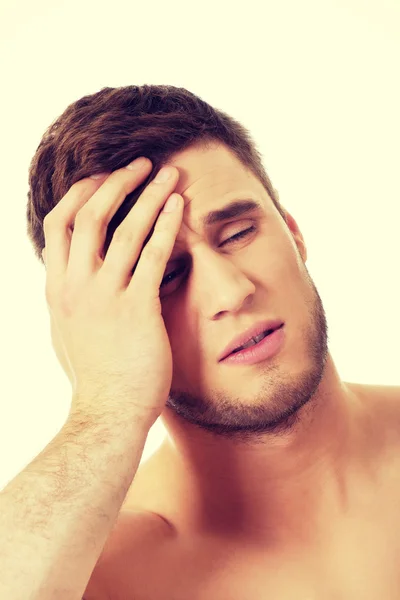 Hombre atlético sintiendo dolor en su cabeza . — Foto de Stock