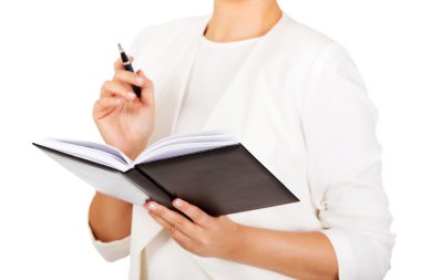 İş kadını hakkında bir fikir olduğunu düşünüyor.