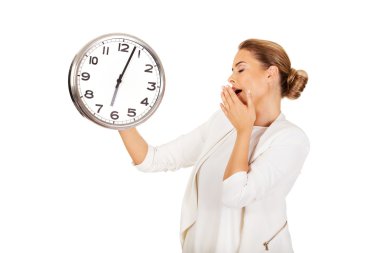 Bir saati ile esneme işkadını