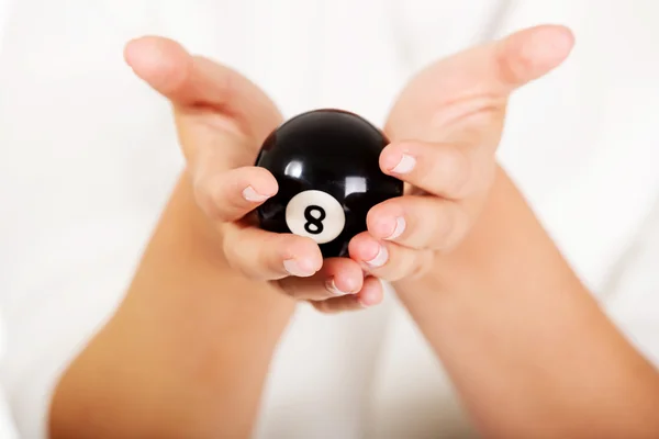 Empresária segurando oito bola de bilhar — Fotografia de Stock