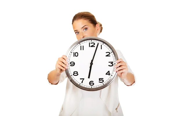 Businesswoman cubriendo la cara con reloj —  Fotos de Stock