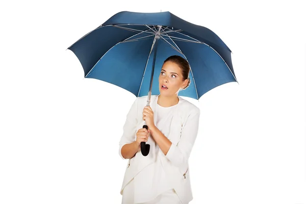 Blonde zakenvrouw houden een paraplu — Stockfoto