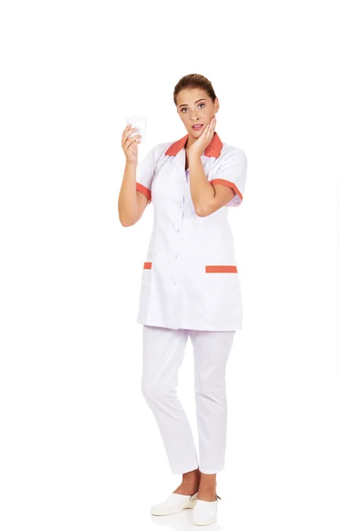 Retrato de dentista feminina segurando um modelo de dente — Fotografia de Stock