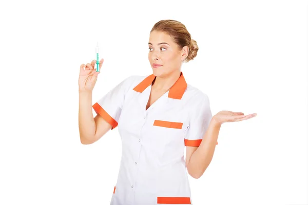 Infermiera o medico con una siringa in mano — Foto Stock