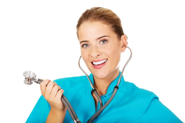 Молодая женщина-врач или медсестра со стетокопом — стоковое фото