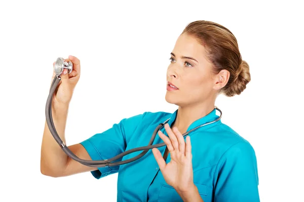 Junge Ärztin oder Krankenschwester mit Stethocope — Stockfoto