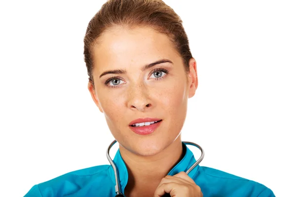 Doctora o enfermera joven con estetocopio — Foto de Stock