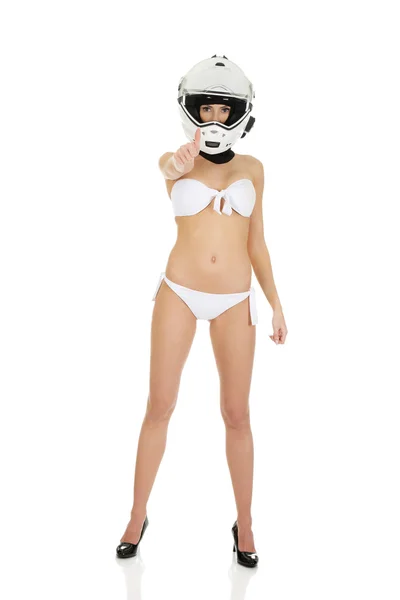 Mulher em capacete de motocicleta com polegares para cima . — Fotografia de Stock