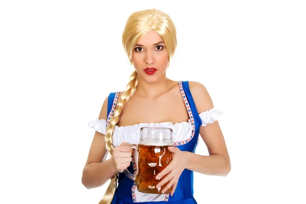 Mooie Beierse vrouw met bier. — Stockfoto