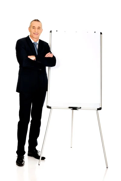 Executivo masculino pé perto de flip chart — Fotografia de Stock