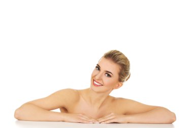 Tabloyu temel alan genç güzel kadın