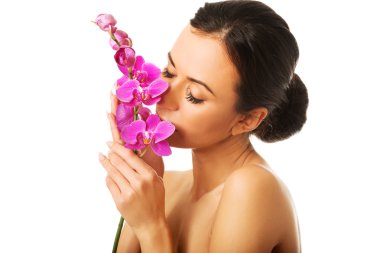 Mor orkide şubesi ile üstsüz kadın