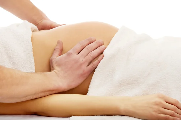 Mulher grávida fazendo uma massagem relaxante — Fotografia de Stock