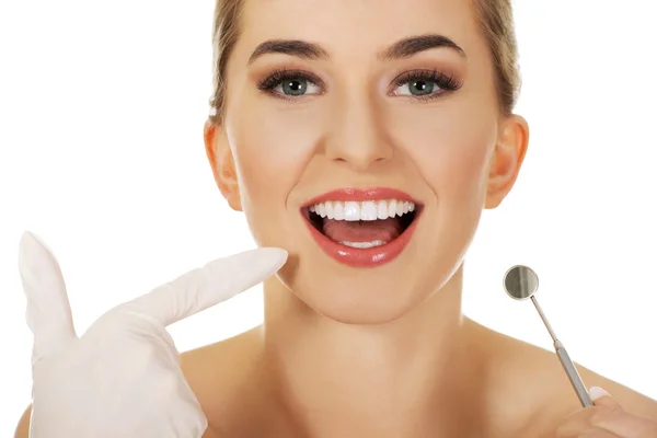 Mujer joven revisando sus dientes — Foto de Stock