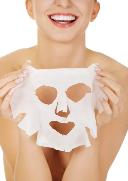 Jonge gelukkig vrouw met gezichtsmasker. — Stockfoto