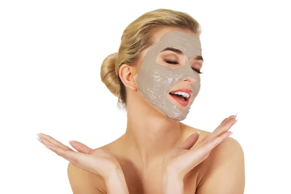 Joven mujer feliz con máscara facial . —  Fotos de Stock