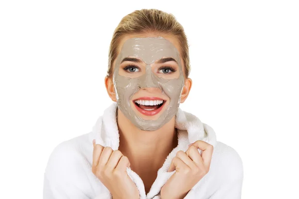 Glad ung kvinna med ansiktsmask. — Stockfoto