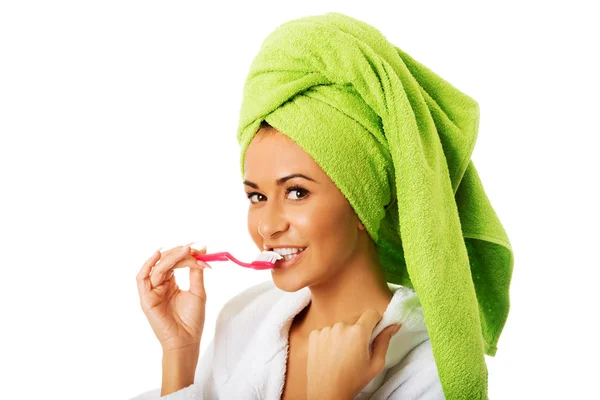 Žena v županu, čištění zubů — Stock fotografie
