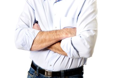 Kollarını kavuşturan adam