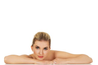 Tabloyu temel alan genç güzel kadın