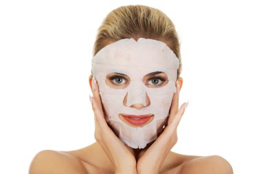 Yüz maskesi olan mutlu kadın.