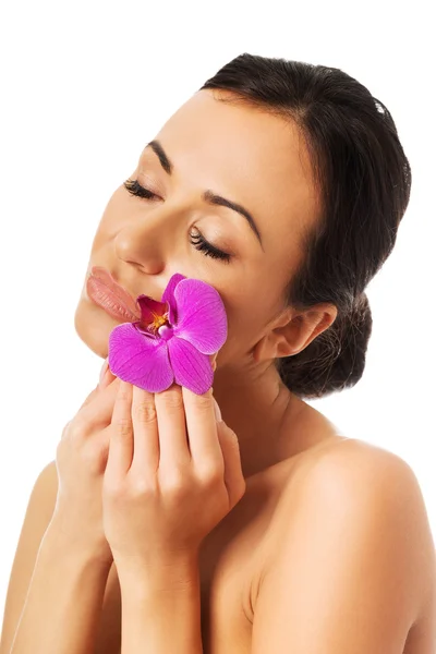 Mulher com orquídea roxa — Fotografia de Stock