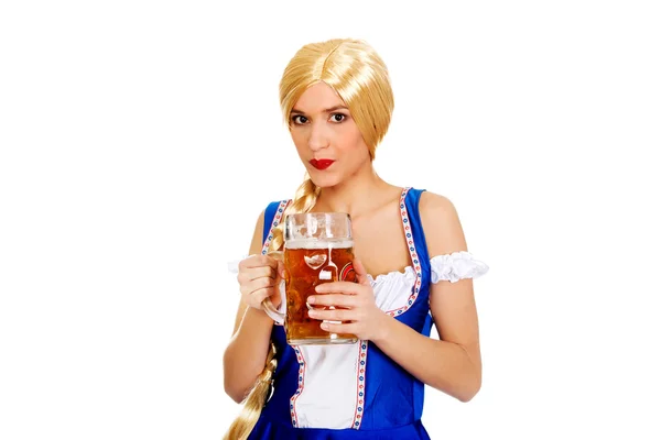 Mooie Beierse vrouw met bier. — Stockfoto