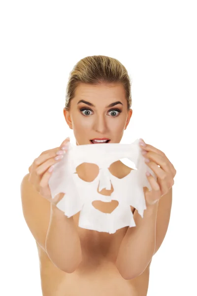 Verrast vrouw met gezichts masker — Stockfoto