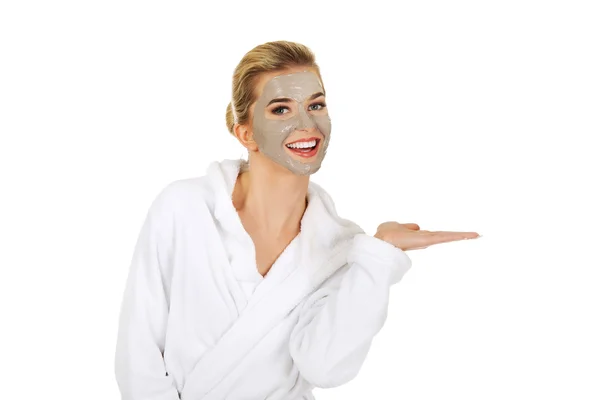 Mujer joven con máscara facial —  Fotos de Stock